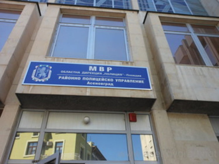 Лада с кърджалийска регистрация се блъсна в дърво край Долнослав, загина един