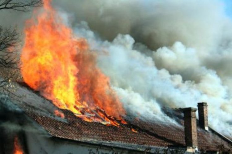 Боклук подпали 3 къщи в Татарево
