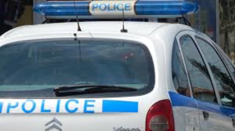 Задържаха пиян, потрошил полицейски автомобил, и друг, обиждал жена в Соколовци