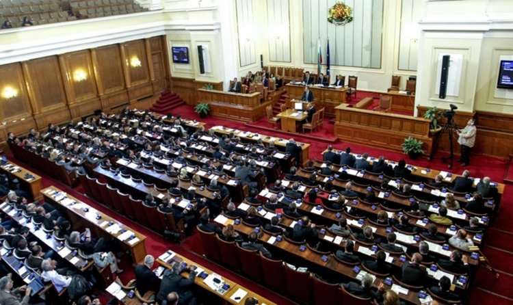 Държавата поема квартира и дори интернет, намериш ли си работа извън дома