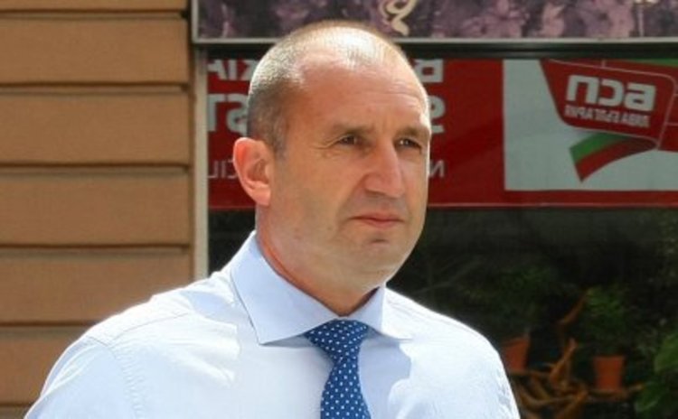 Генерал Румен Радев на посещение в Кърджали, качва Перперикон