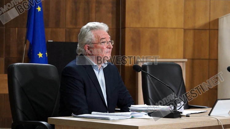 Как за три часа Общинският съвет на Смолян свали председателя си Каменова и избра Кръстанов? /обзор на скандала/