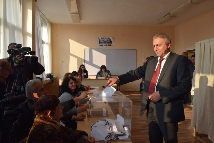    Водачи на листи гласуваха по часовник,кълняха се в България
