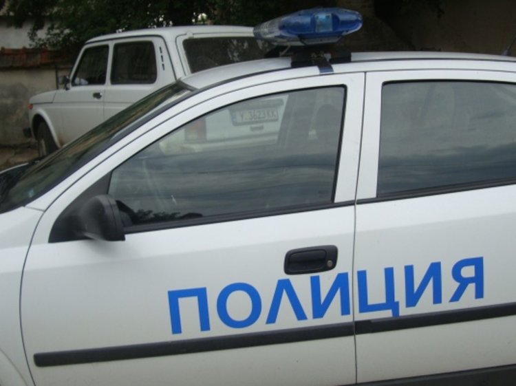 Откриха мъртви мъж и жена в такси край Варна
