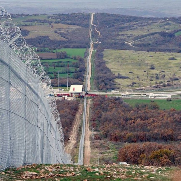 Проверка на оградата по границата ударила на камък