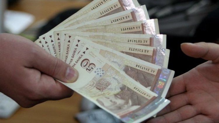 Софиянецът вече купува със заплатата си повече от европеец. Преглед на печата