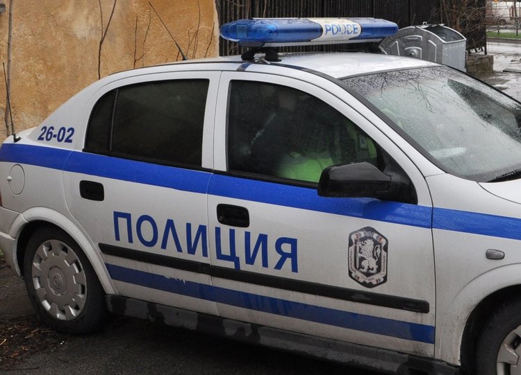 Задържаха мъж, крил нелегални мигранти с дете в дома си
