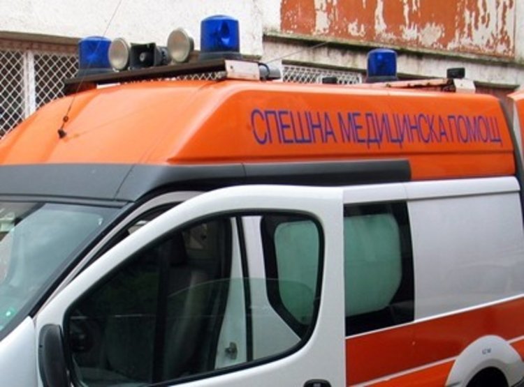 Строителен работник с опасност за живота след падне от покрив