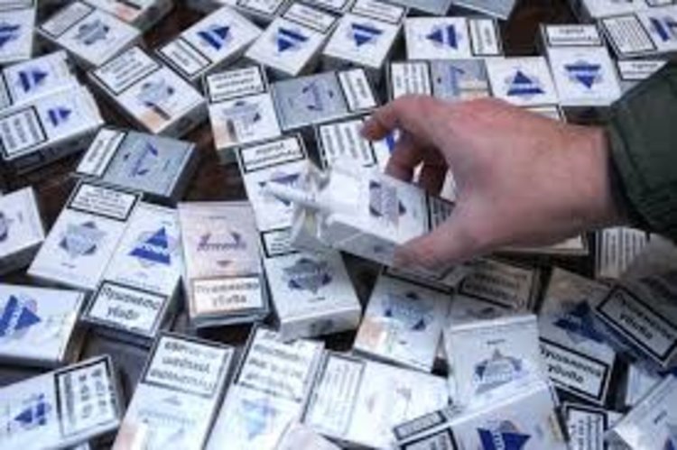 Кътат контрабандни цигари в гараж в Мост