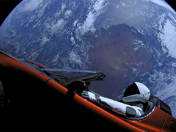 Къде ще паркира космическата Tesla? Няма да е скоро, изчислиха учени