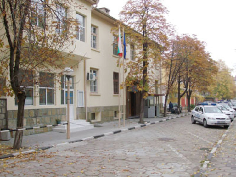 Разобличиха 18-годишна, инсценирала грабеж