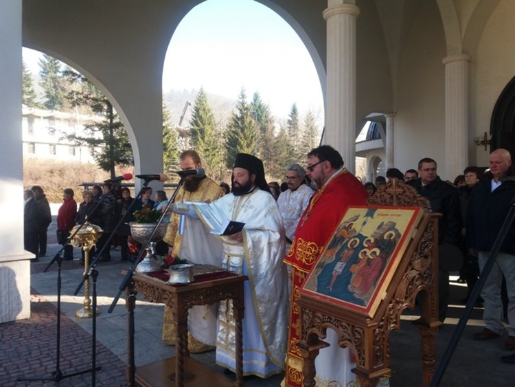 Съкратиха маршрута на литийното шествие на 6 януари, хвърлят кръста в реката под голямата църква в Смолян