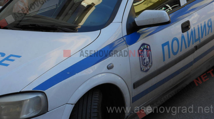 Крадец нападна асеновградски полицаи с нож