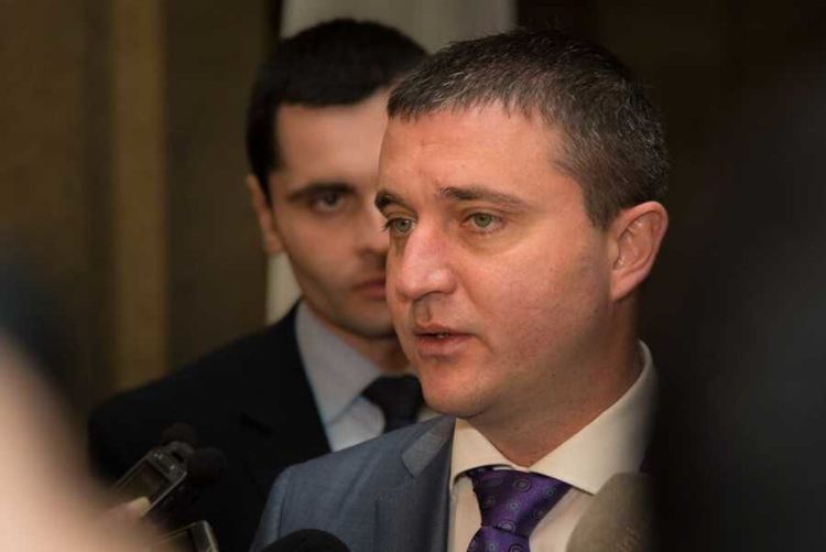 Горанов поискал поскъпване на самолетните билети след обсъждане в МС