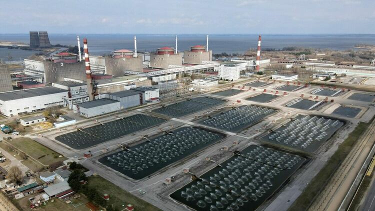 В Запорожката АЕЦ отново спря пети блок и няма ток заради обстрела