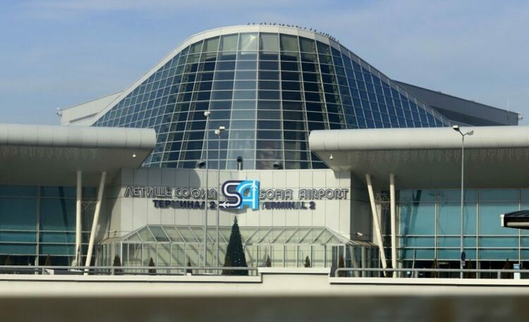 Сигнали за взривни устройства в района на летище София и метростанции 