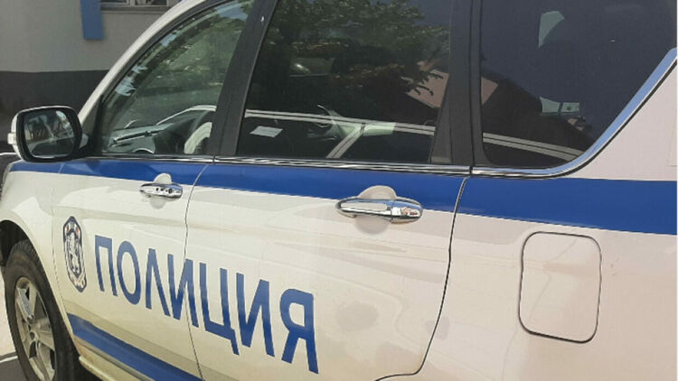 Лек автомобил се запали и изгоря  напълно при извършване на ремонтни дейности по него