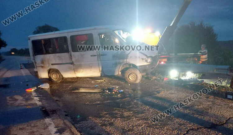 Бус се качи върху мантинела и се обърна, пострада жена