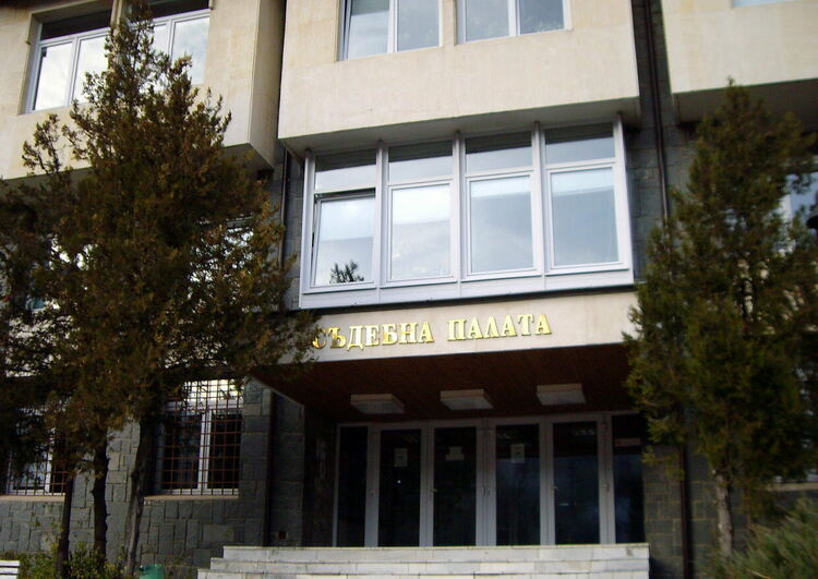 Съдят баща заплашил с убийство дъщеря си 