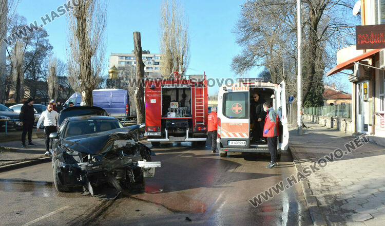 Водачът с катастрофиралото БМВ е без опасност за живота 