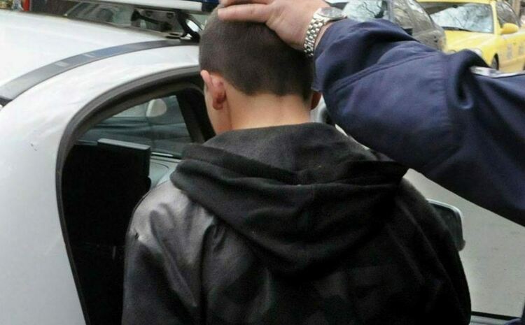 Трима непълнолетни и трима мъже са задържани за кражби в региона