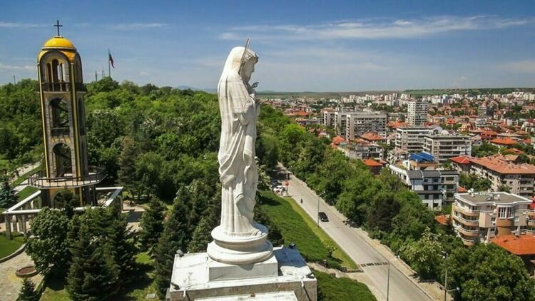 Облачно време в понеделник, през нощта – дъжд