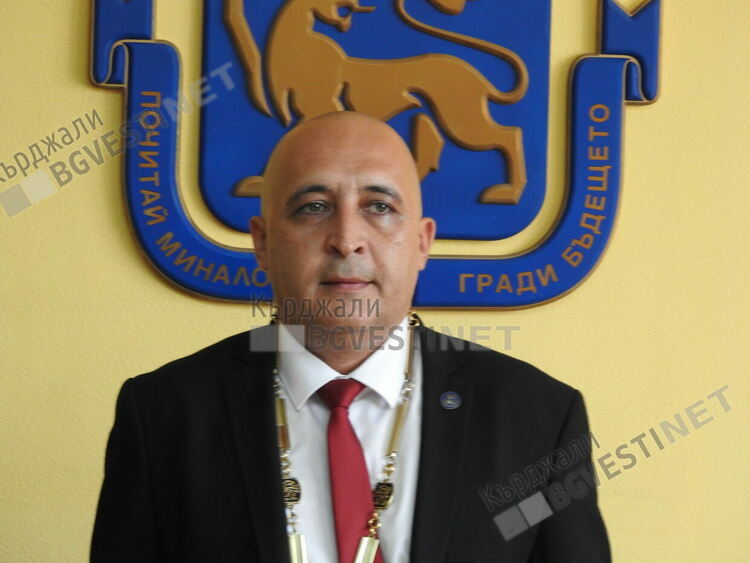 Кметът Ерол Мюмюн определи местата за предизборна агитация с плакати