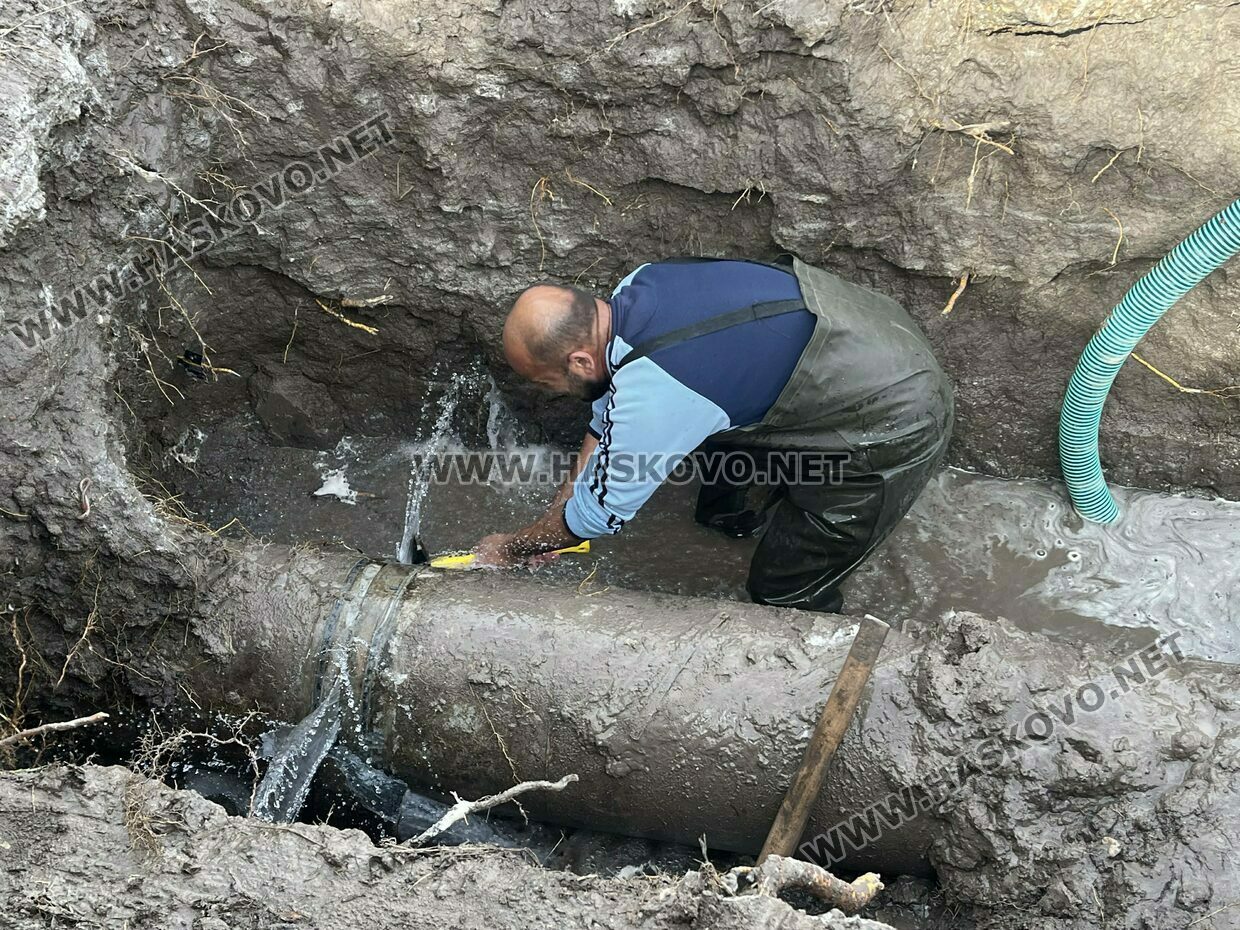 Екипи на ВиК отстраняват авария по главен водопровод в Димитровград