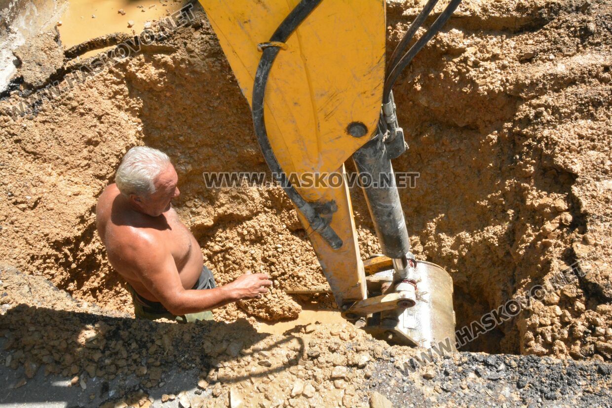 Поредица от аварии и ремонти остави без вода населени места в Хасковско