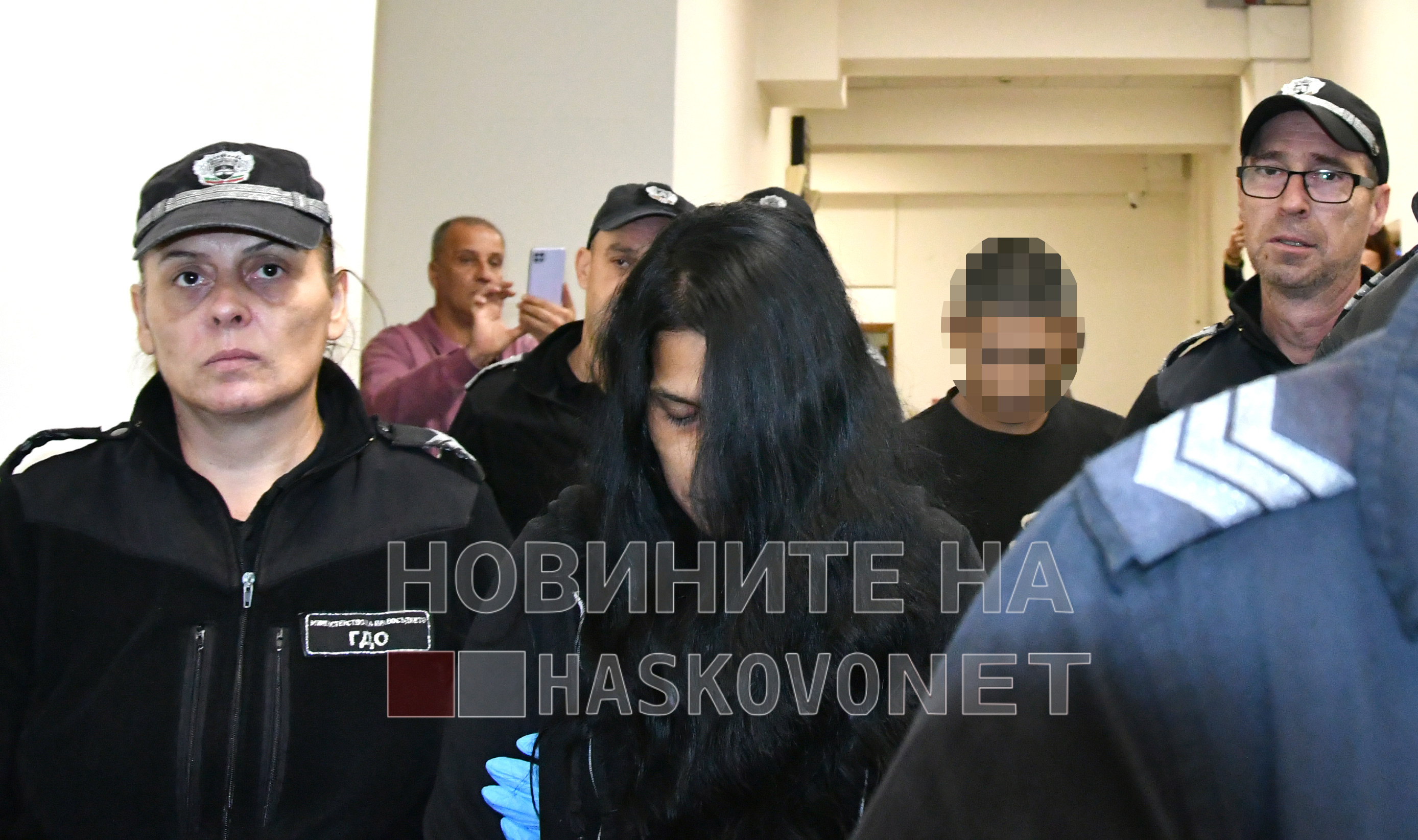 Майката и 14-годишният ѝ син остават в ареста за убийството на съпруга ѝ, открит в катастрофирал автомобил