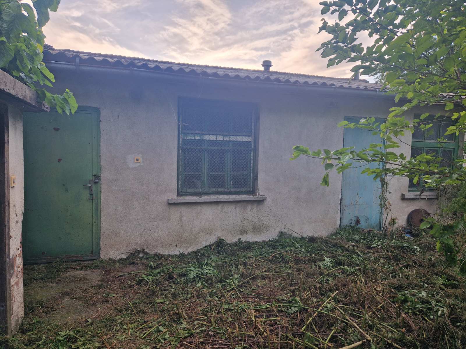 Продава се къща с двор в с. Горски Извор, област Хасково