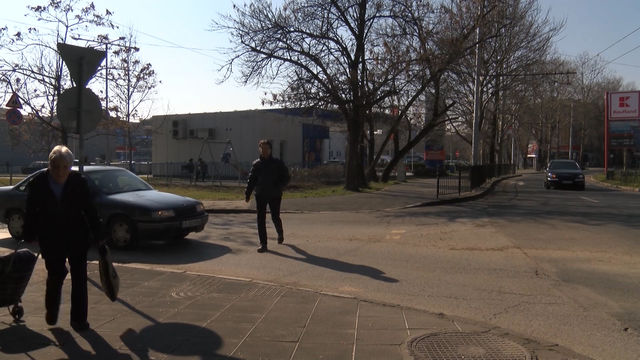 Трима в болница след като бяха блъснати от коли