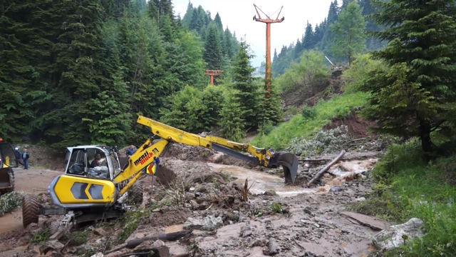  	Хората от Стойките: Незаконен бетоновъзел е причина реката да излезе от коритото и да наводни, и опустоши пътища